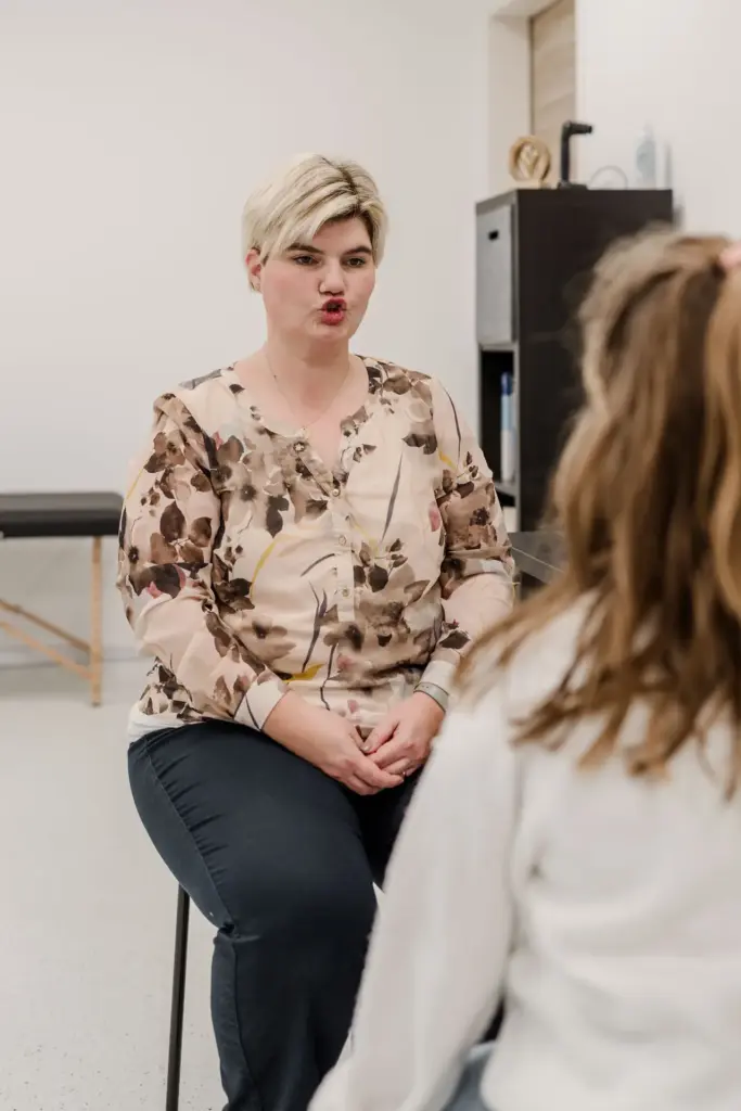 Monika Witzmann während einer Logopädie-Behandlung in ihren Praxisräumen