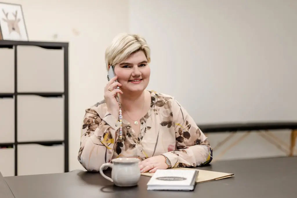 Logopädin Monika Witzmann in ihrer Praxis in Straubing beim Telefonieren